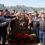 簡鎮長陳主席等嘉賓堆砌土窯歡迎大眾參與。（記者扶小萍攝）