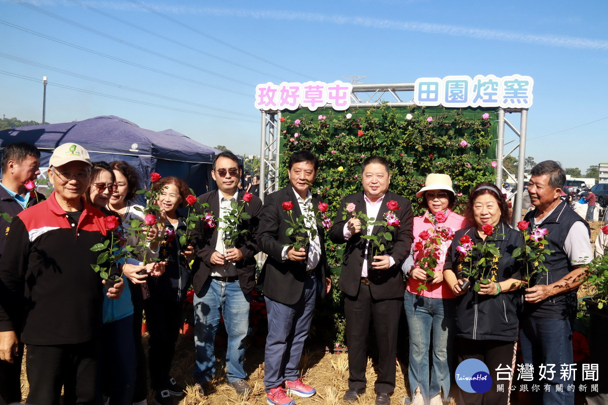 玫瑰花牆等供打卡拍照也贈送小盆栽。（記者扶小萍攝）