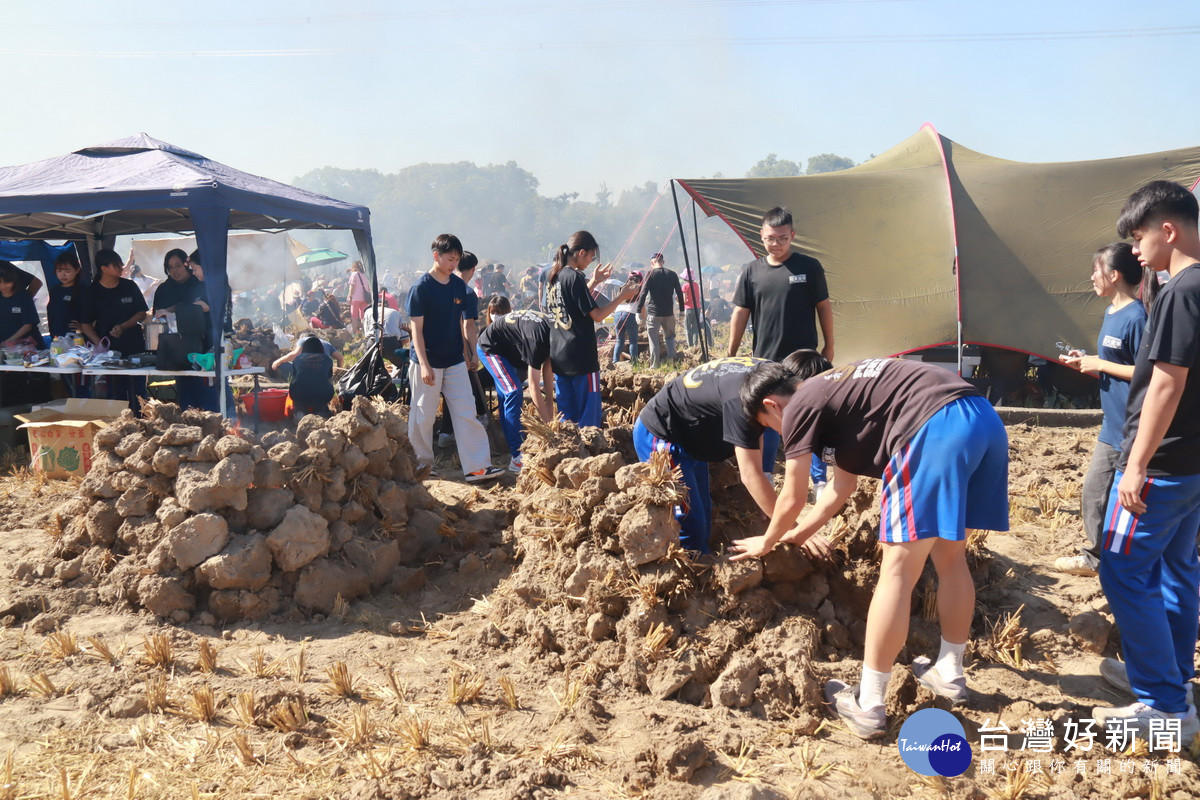 草屯商工童軍團堆出三座窯。（記者扶小萍攝）
