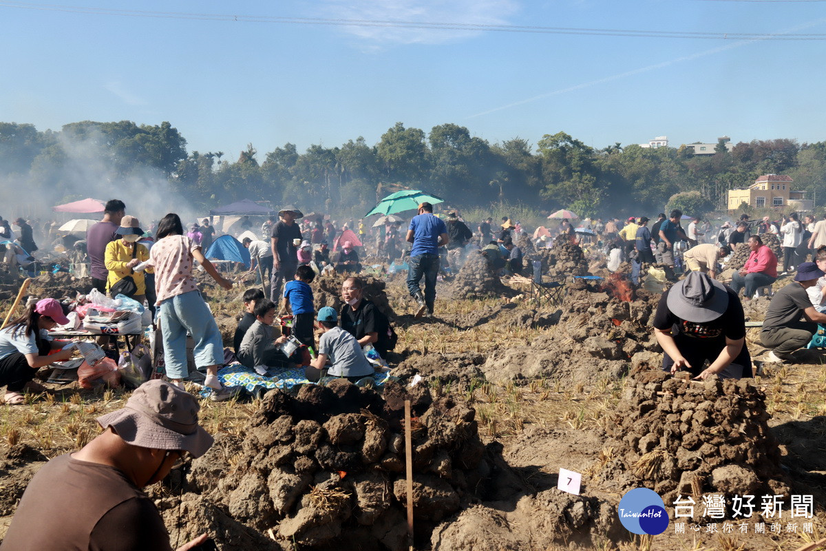 二千餘民眾一同焢窯場面難得。（記者扶小萍攝）