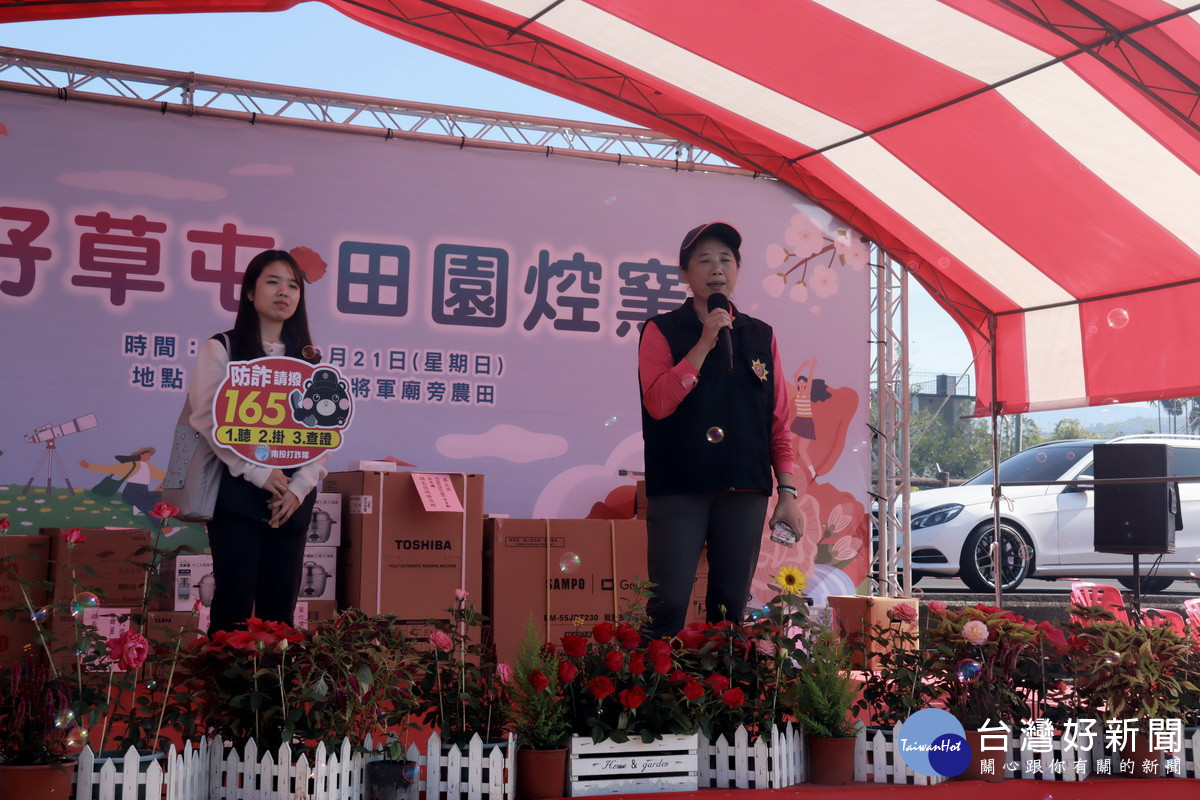 草屯分局副分局長吳碧芬帶隊進行防詐宣導。（記者扶小萍攝）