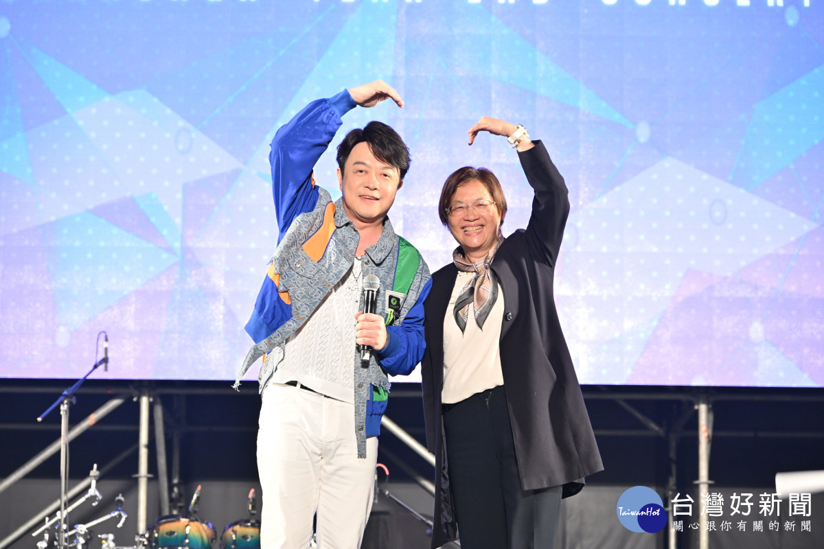 彰化縣長王惠美與翁立友合照。圖／彰化縣政府提供