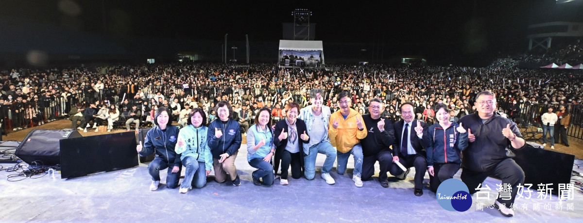 群星齊聚彰化歲末演唱會，3.5萬人歡唱迎接2026新年。圖／彰化縣政府提供