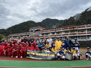 台灣新世代關懷協會捐贈包含遠征背包、棒球手套、球襪，以及軟式與硬式棒球予德芙蘭國小。