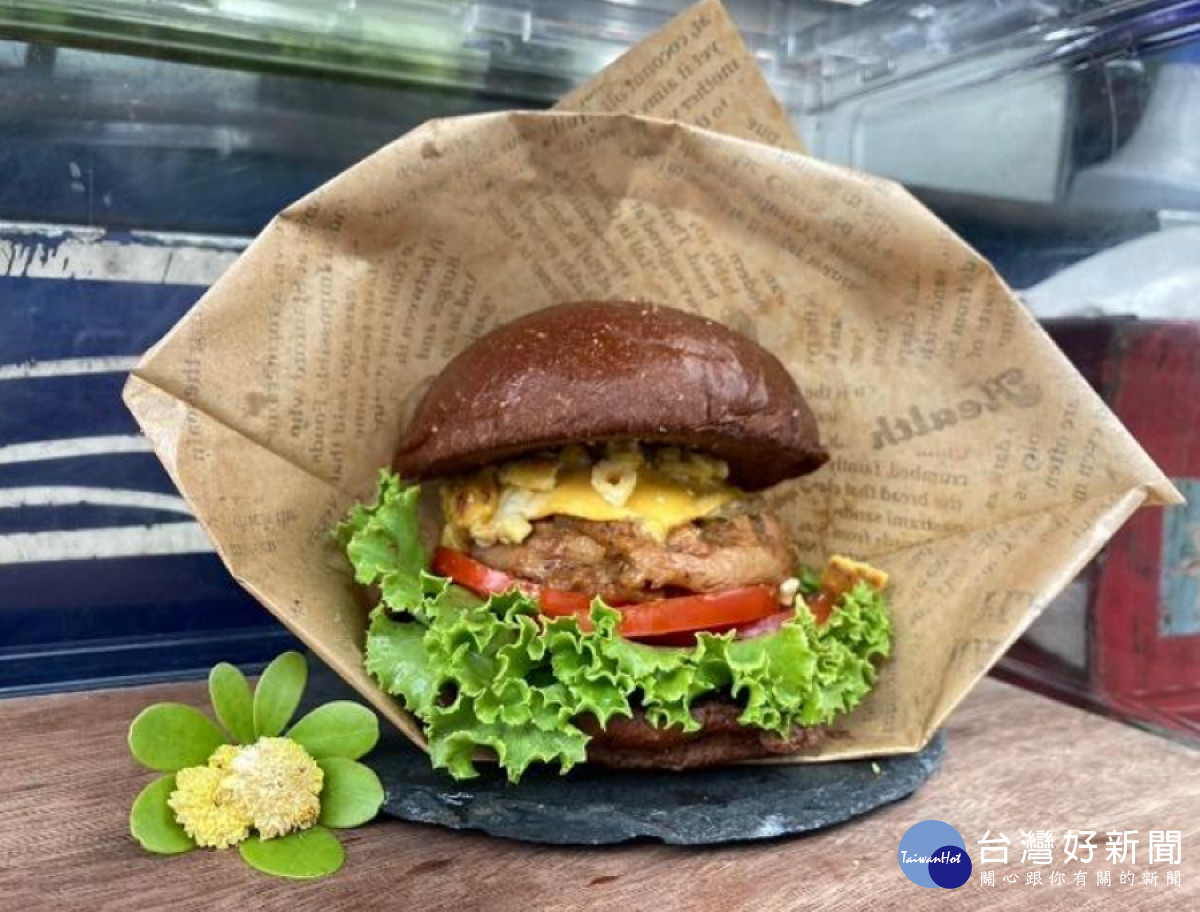 信義鄉踏雪尋梅活動2026年1/3在信義鄉農會梅子夢工廠園區內舉行「過五關・吃梅醬」主題日活動，首次與胖卡餐車業者合作，推出限量 「吱吱醬辣雞堡」品嘗。(圖/信義鄉農會梅子夢工廠)