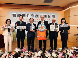 新竹分院陳曾基院長（右二）偕團隊，與北榮陳威明總院長（右三）及陳志鴻副召集人。