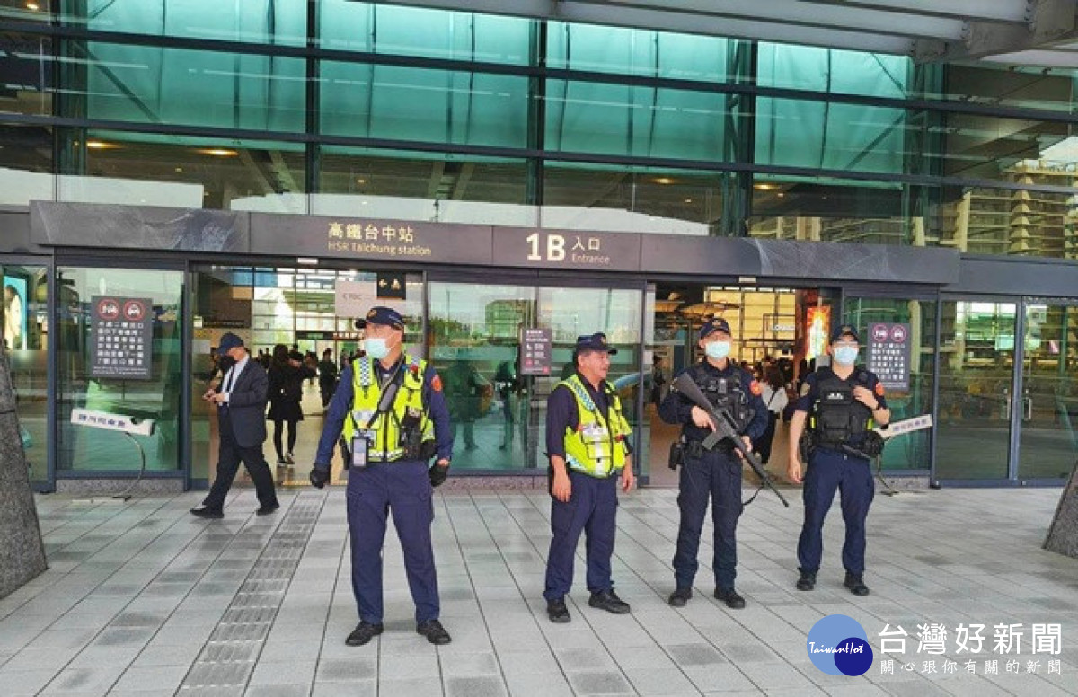 烏日警方在高鐵台中站戒護。林重鎣攝