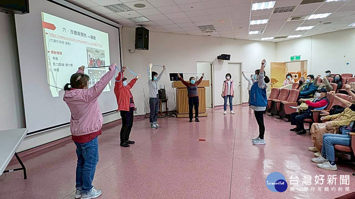 護理師邀請家屬體驗彈力帶訓練(桃療提供）