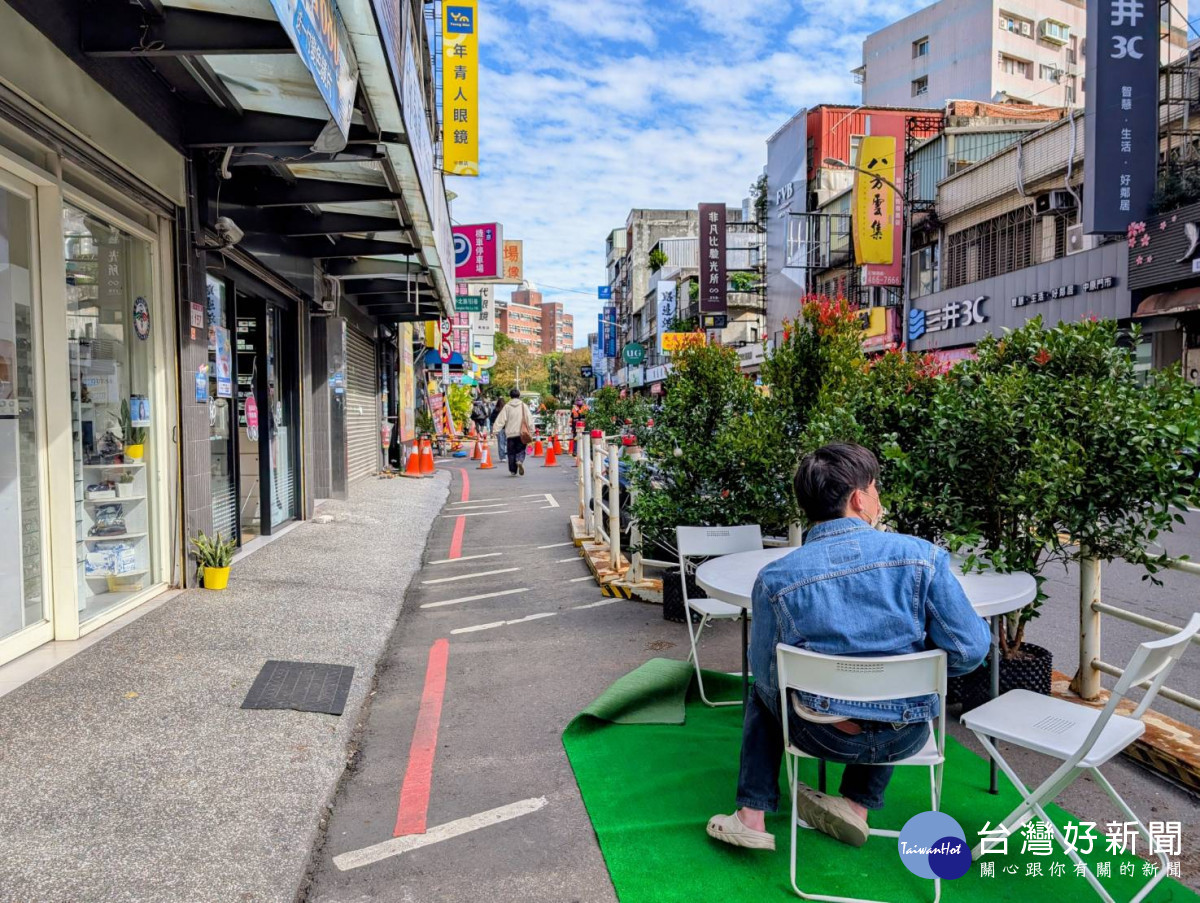 「2025中原耶誕散步節」戶外座椅區，讓街道從通行空間轉為生活場域。<br />
<br />
