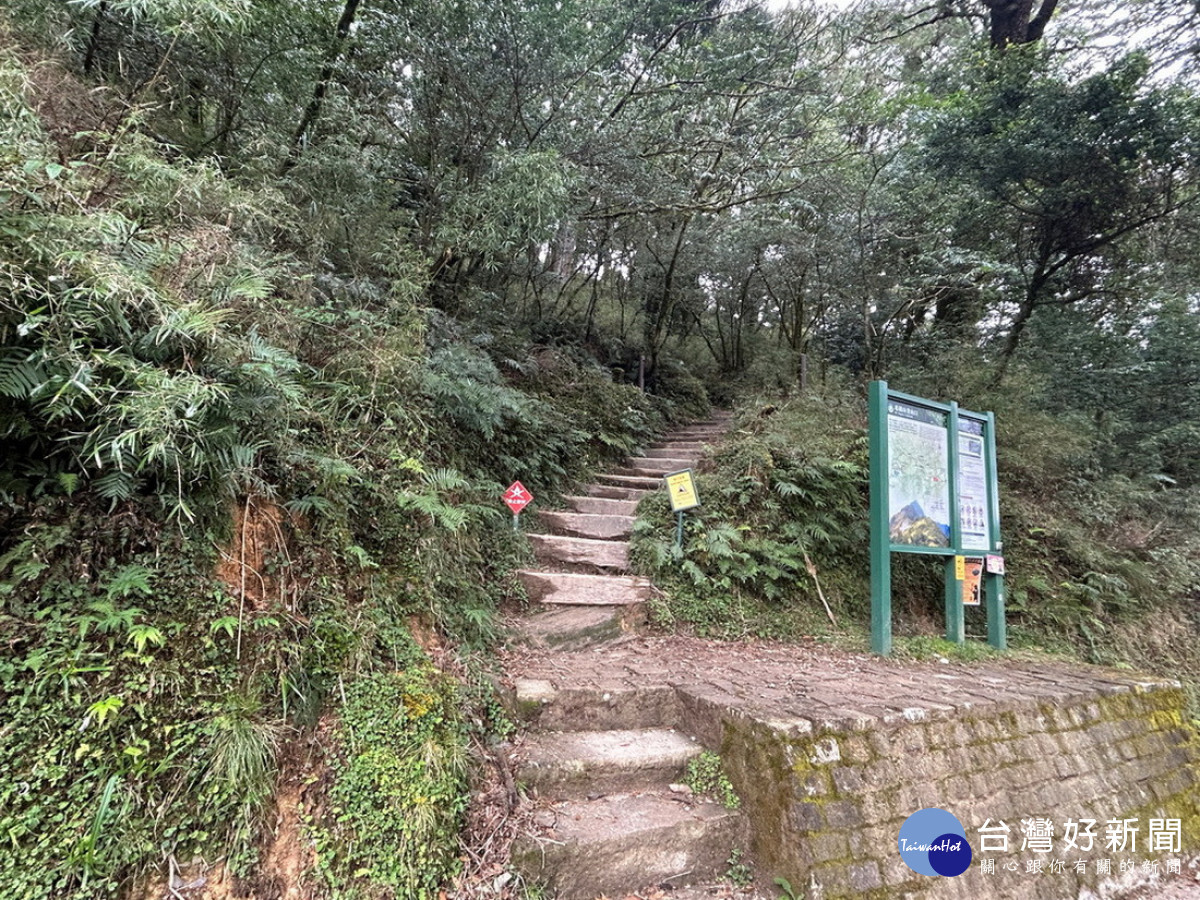 塔關山登山口設置完成「雙向人員流量計數器」現況。（玉管處提供）