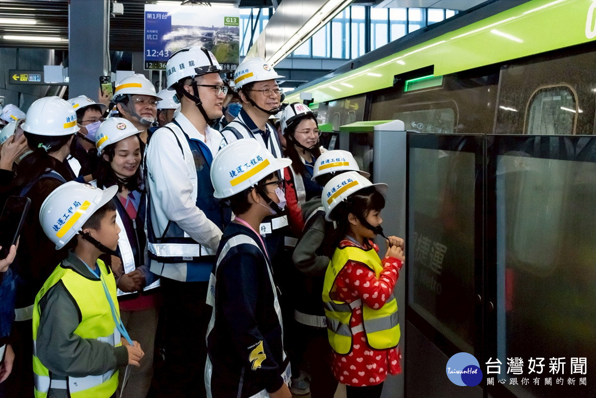 桃園張善政在捷運綠線114年工程成果參訪活動中，陪同市民友們搭乘捷運。<br />
