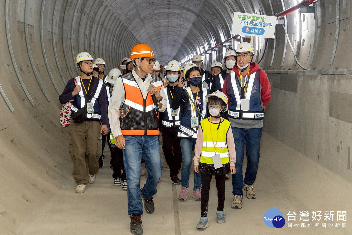 捷運綠線114年工程成果參訪活動中，特別安排民眾走入隧道，進行深度導覽。<br />
