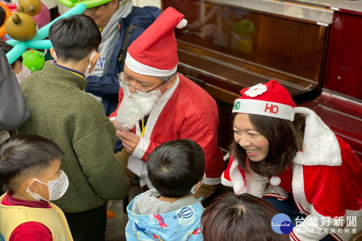 青年局長侯佳齡與翔耀實業董事長林以山化身聖誕老人陪伴孩童歡渡聖誕節。