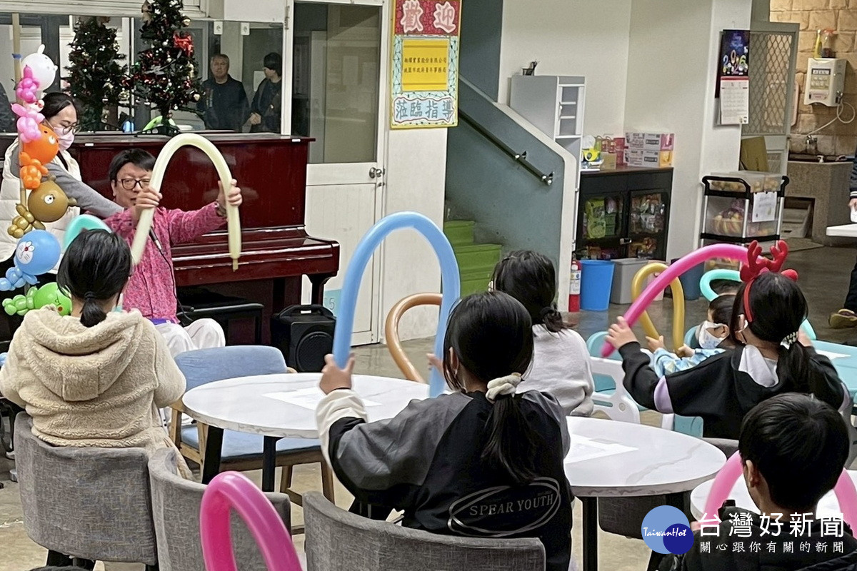 有球必應社會企業團隊運用氣球藝術設計互動體驗，帶領孩童參與聖誕破冰活動。