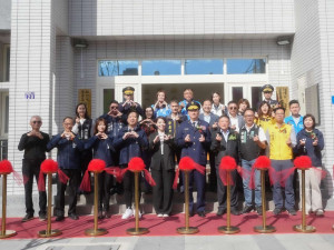 共同剪綵慶，祝賀廳舍落成啟用。