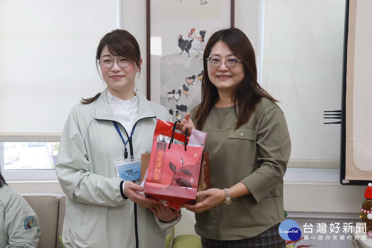 黃美玲校長（右）贈台灣日月潭紅茶等予日方團長。（記者扶小萍攝）