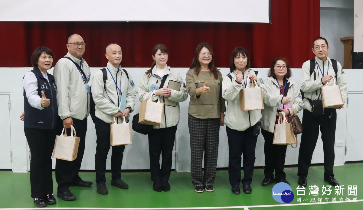 日方多名老師隨團來訪，彼此暢談生活、教育。（記者扶小萍攝）