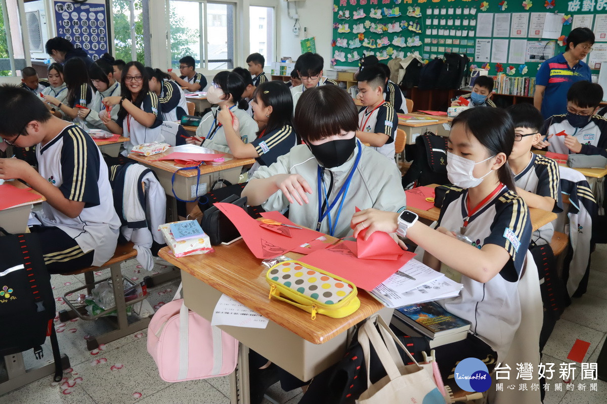 日本同學進入班級一同上課。（記者扶小萍攝）