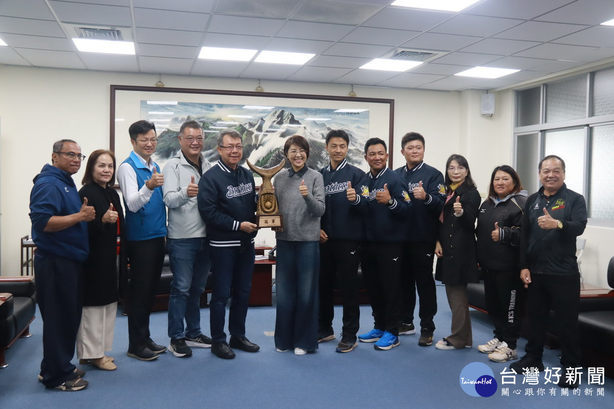 新街陳校長獻獎盃予縣府。（記者扶小萍攝）