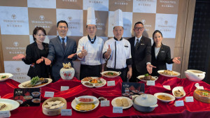 台中裕元花園酒店今年首度聯手名廚「阿鏡師」，推出多元化年菜。