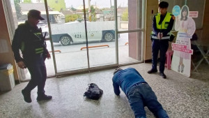 為強化年節期間金融機構安全維護作為，西螺警分局實施防搶演練／警方提供