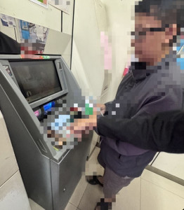 借醫藥費  男子轉帳前遇警免遭騙。林重鎣