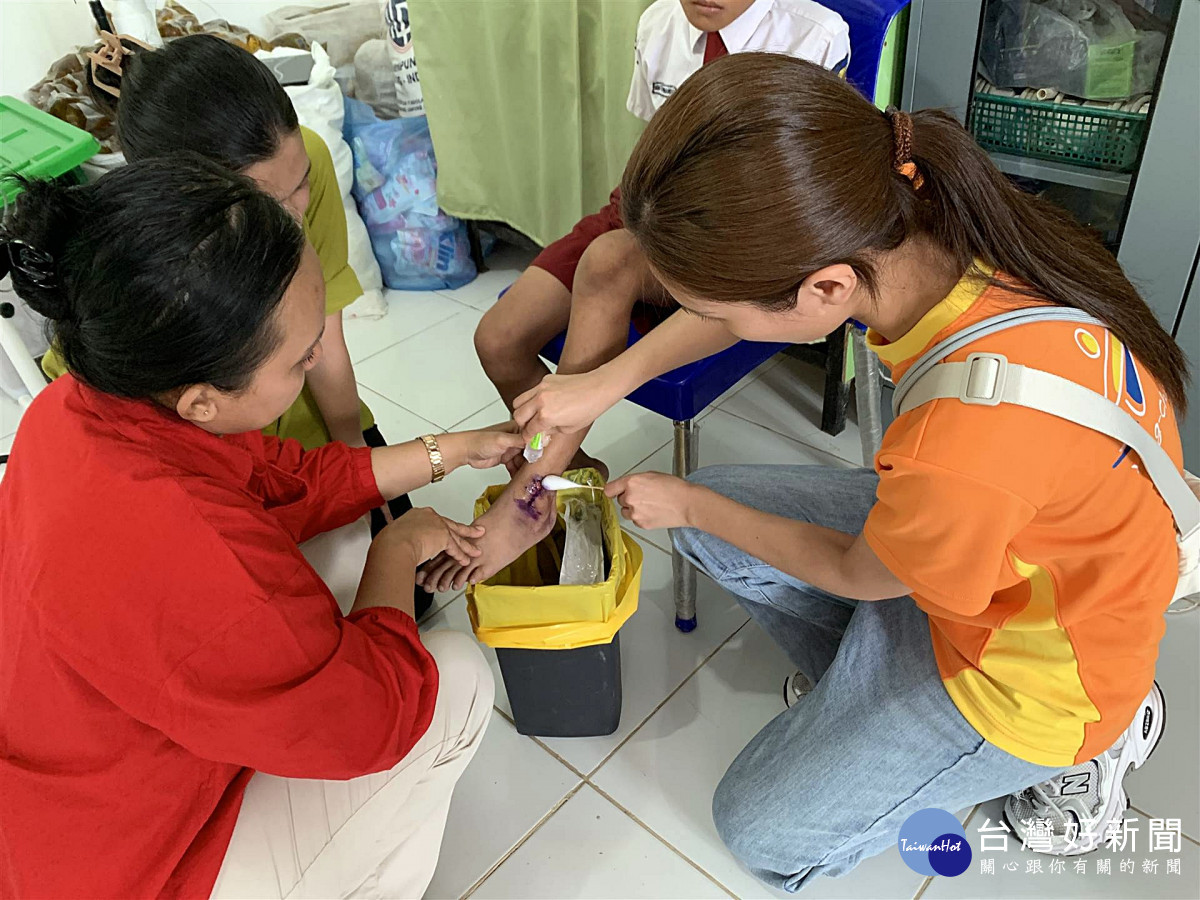 林口長庚醫院護理師協助學童傷口換藥