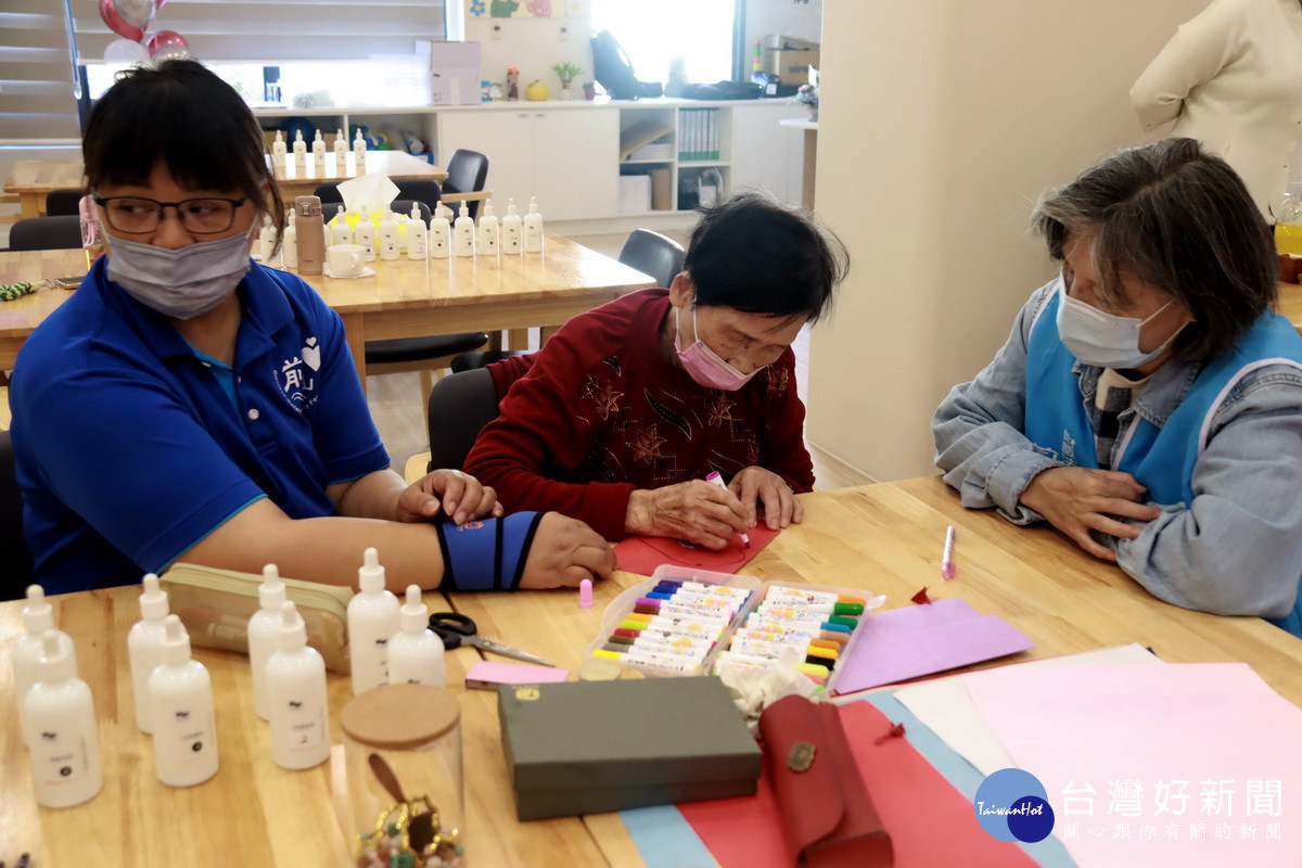 名間長輩到日照中心互動。(記者扶小萍攝)