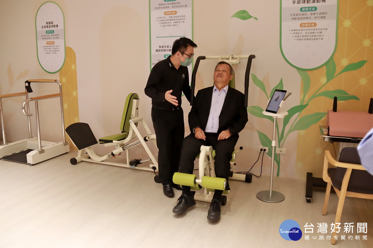 王副縣長先體驗日照設備讚不絕口。(記者扶小萍攝)