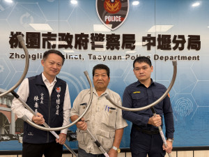 阿秋科技有限公司負責人陳天送先生，致贈10支自行研發之月牙鏟，支援警力執勤安全。