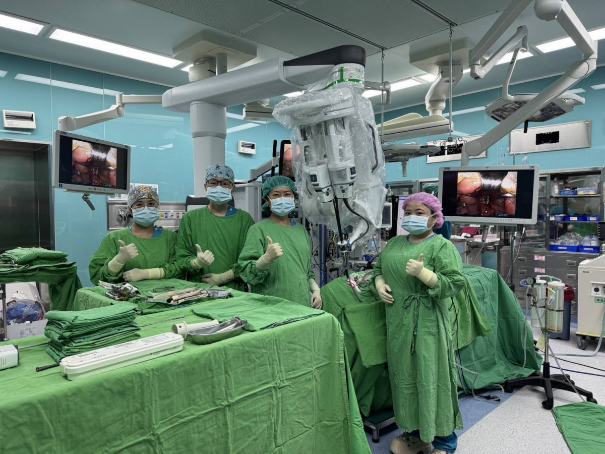 蔡青劭副院長於114年5月24日帶領團隊率先完成經口達文西單孔機械手臂切除手術(SP TORS)，為頭頸癌病患帶來革命性治療選擇。