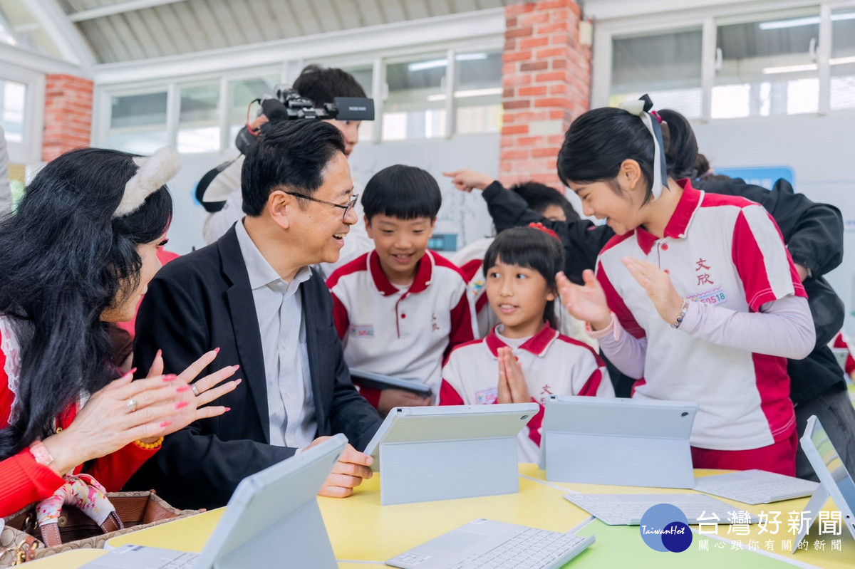 桃園市長張善政於「文欣國小AI智慧教室啟用」中與學生們互動。<br />
