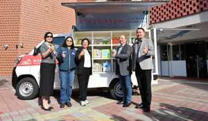 宏致電子捐贈行動圖書車「熊禮聰號」，助力彰化閱讀向下扎根。圖／彰化縣政府提供