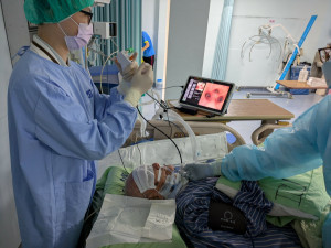 「拋棄式內視鏡系列產品」實際使用。