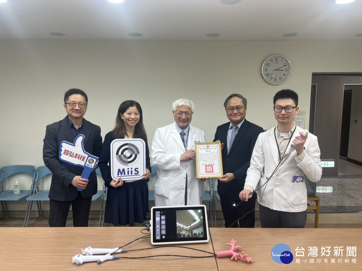 晉弘團隊與陳院長(中)董事長鄭竹明博士(右二)胸腔內科邱華彥主任(右一)。