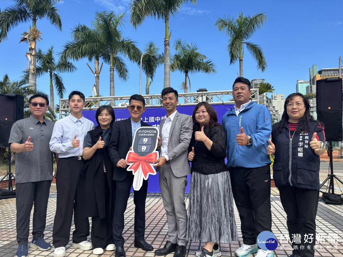 台灣理財通總經理陳文田，親手將一輛價值400萬元的球員專屬交通車贈予學校。