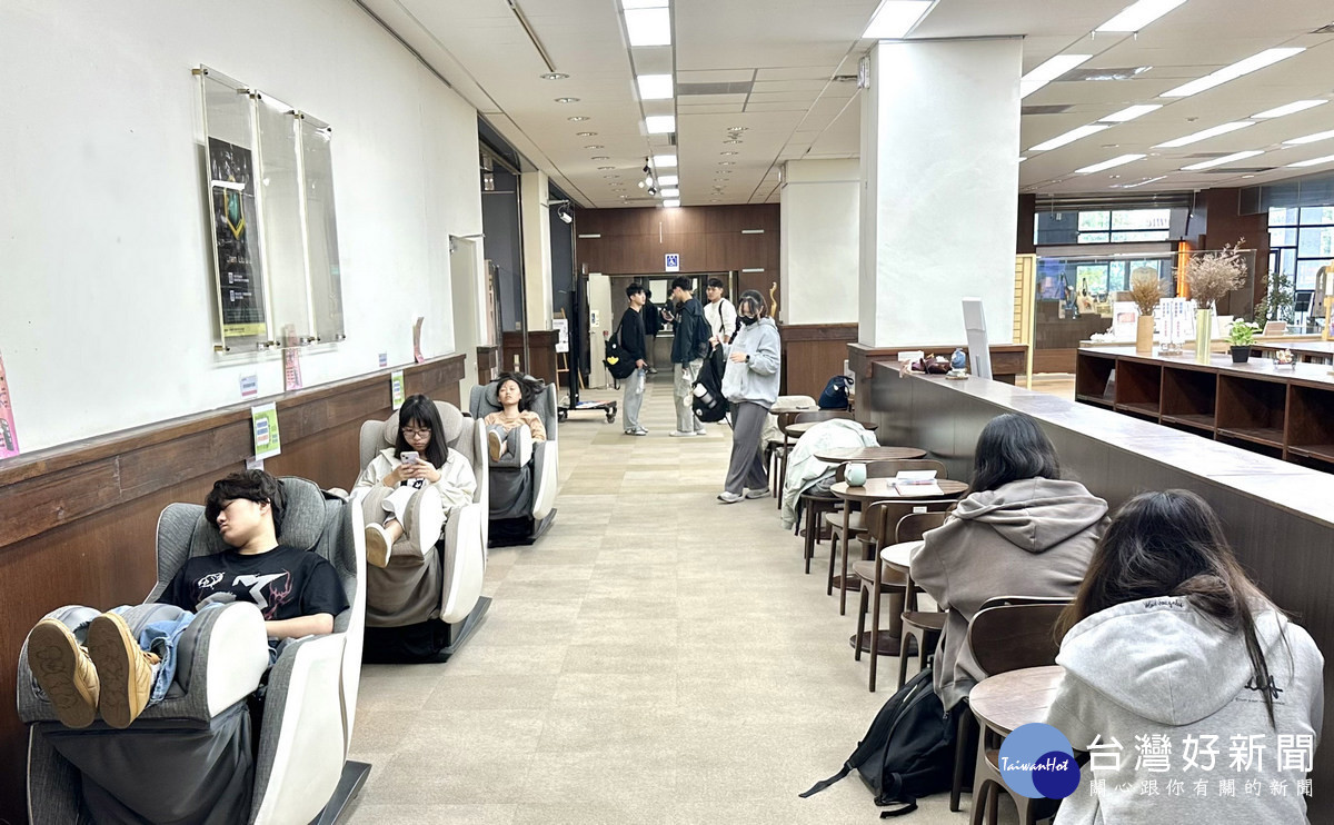 暨大圖書館「按摩椅」圈粉無數，需要預先登記排隊使用，很受歡迎。（暨大提供）