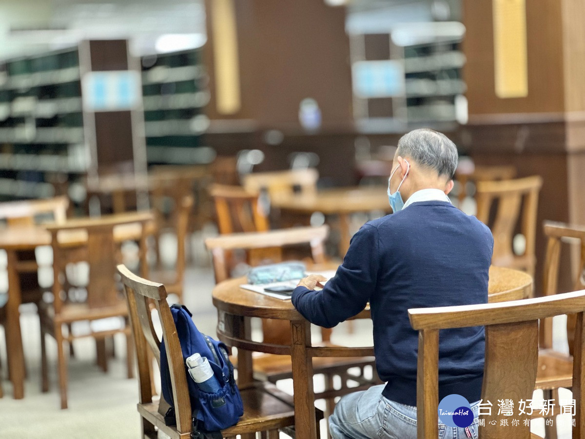 「第三人生大學」的長者學員認為，在寬敞明亮且充滿書香的暨大圖書館閱讀，本身就是一種享受。（暨大提供）