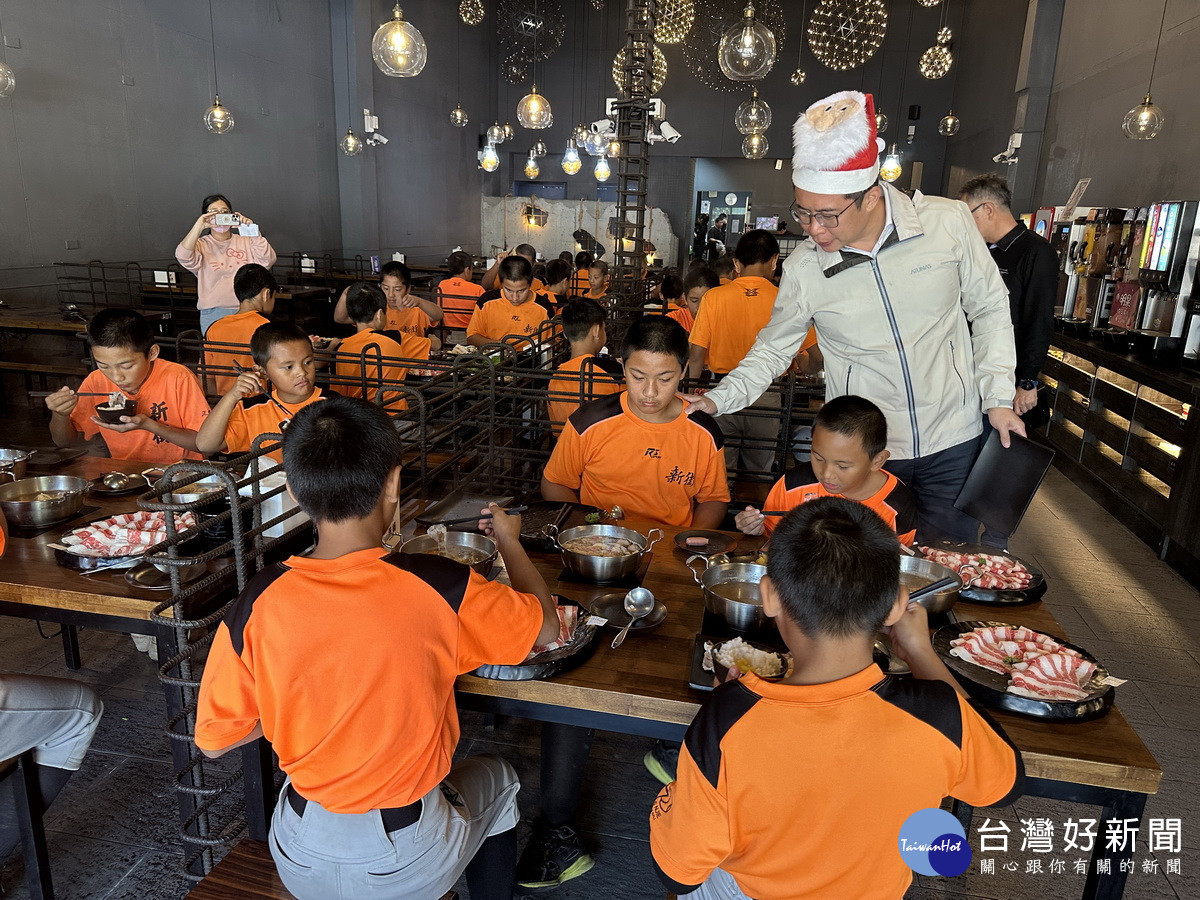 陳鄉長請新街小將努力加餐也加油。(記者扶小萍攝)