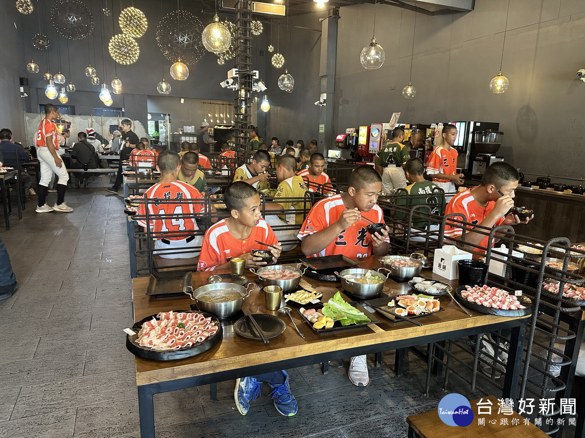 陳鄉長也宴請三光國中棒球選手吃鍋。(記者扶小萍攝)