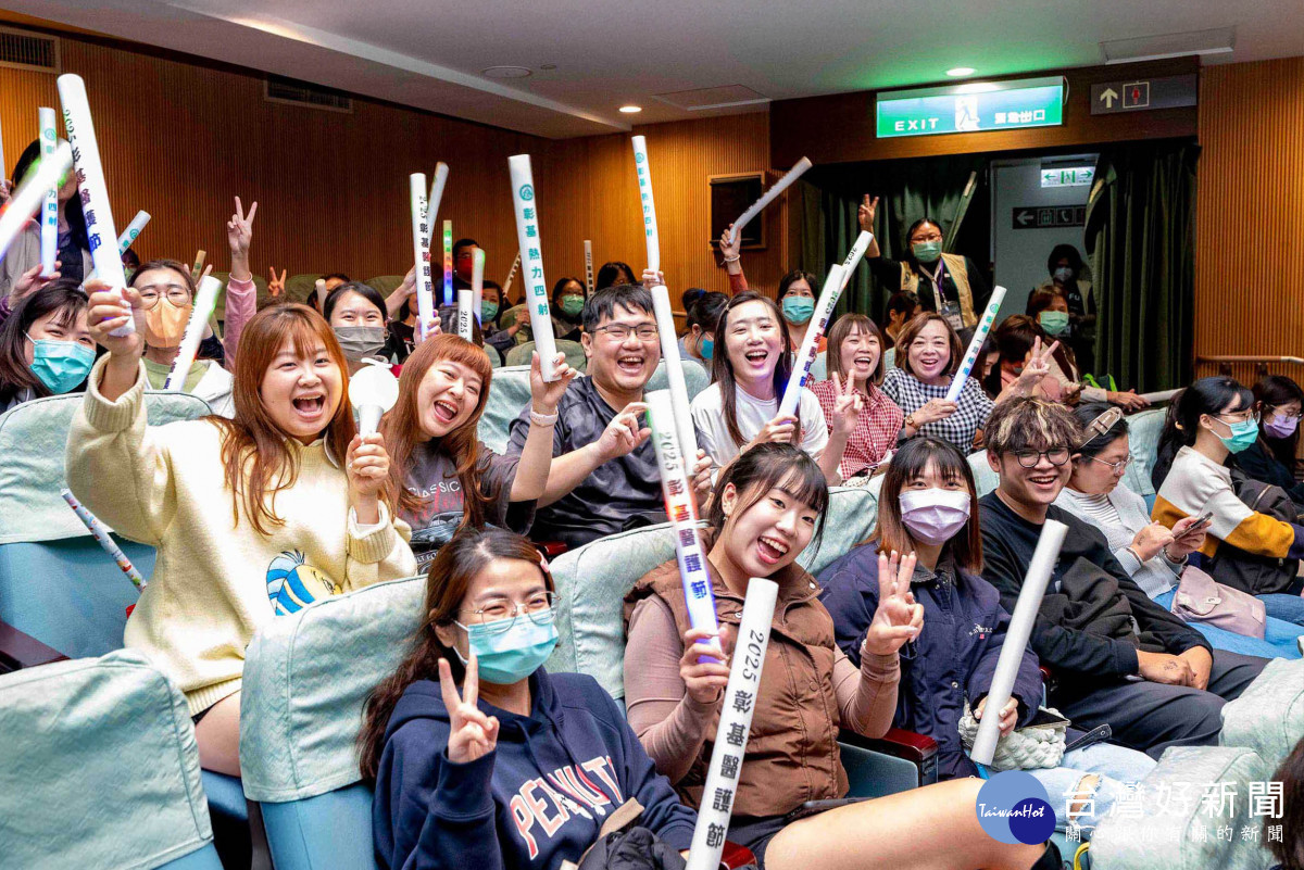 醫護同仁今日化身小粉絲,近距離感受藝人的舞台魅力盡情搖擺,現場喜樂滿溢。圖/彰基醫院提供