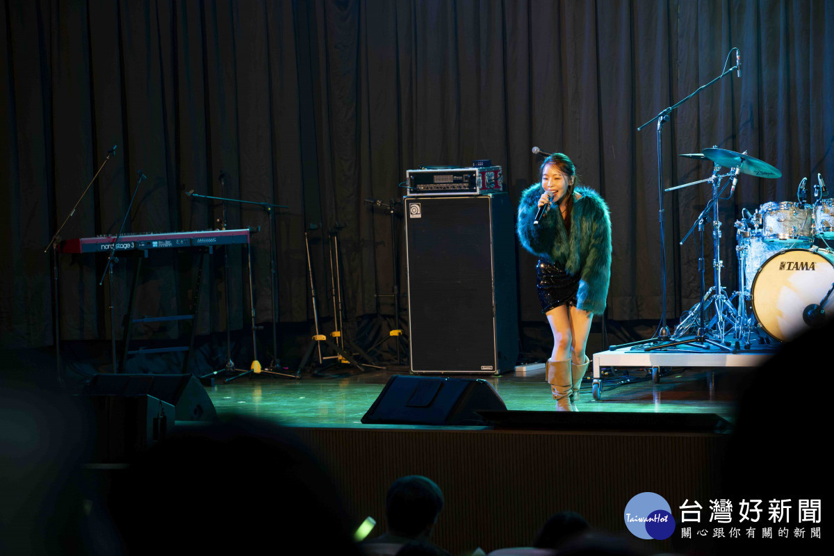 台語創作歌手鍾綺以細膩嗓音帶來溫暖慰藉,讓在場的員工聽得如癡如醉。圖/彰基醫院提供