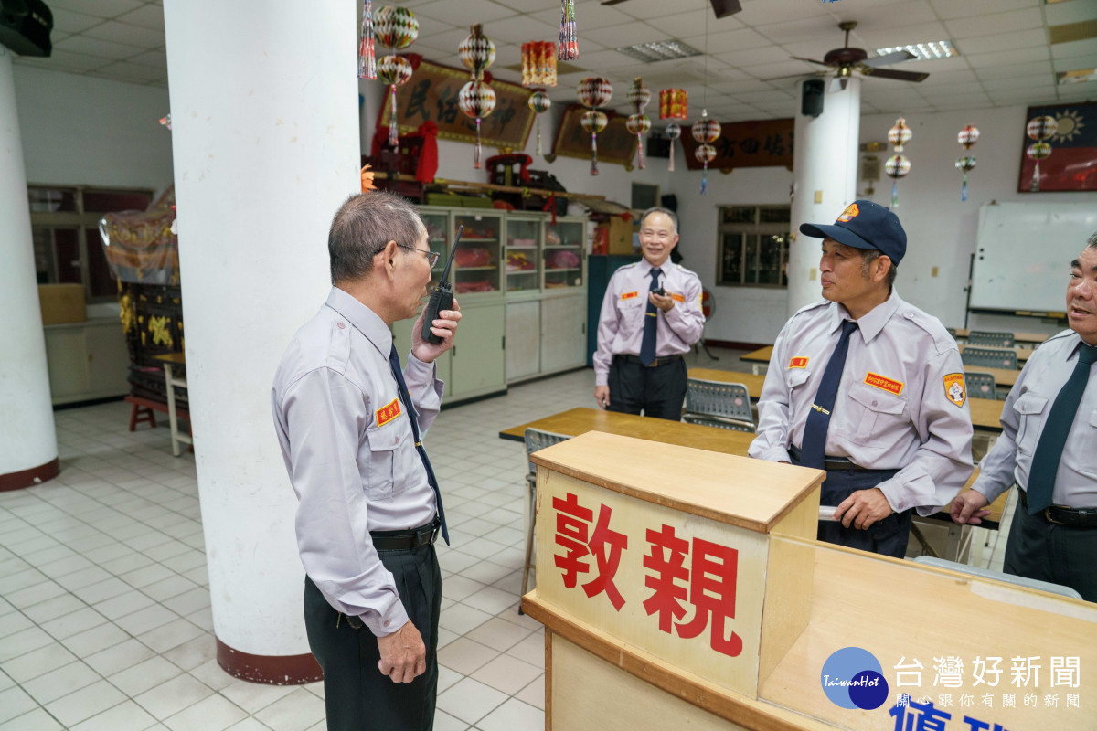守望相助隊於出勤前落實巡守裝備檢測，確保通訊及防護設備運作正常