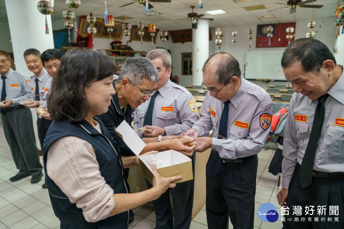 西屯區長鄭錫禧及何安里長何唐文鈴慰勞隊員執勤辛勞
