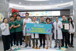 千宸不動產有限公司陳鐔笙先生慷慨捐贈「兒童輪椅五台以及骨科輪椅五台」。