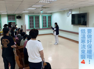 護理師於病房進行暖心防護衛教。(桃療提供）