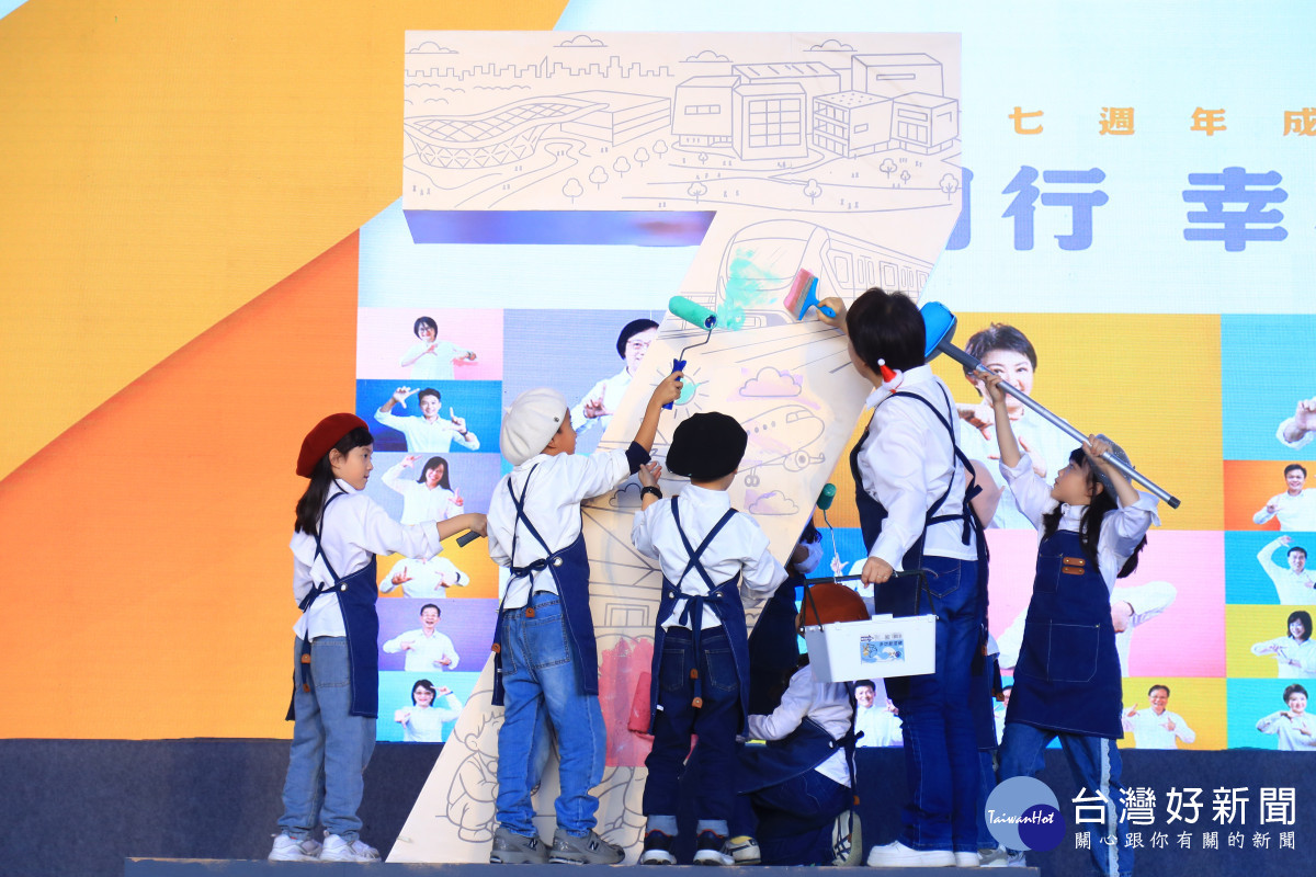 孩子與市長一同彩繪台中7年來代表性建設的藝術裝置