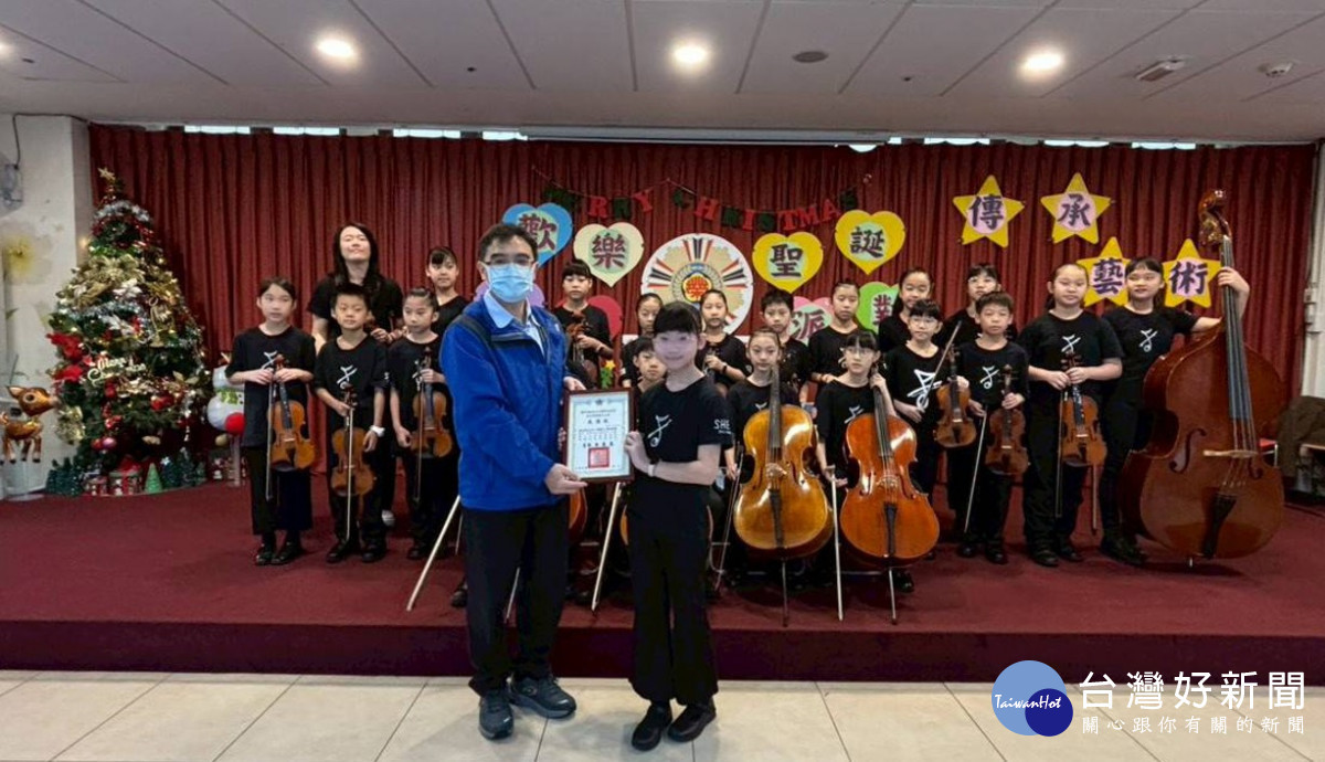 輔導組吳政鴻組長(右)代表致贈感謝狀予新竹縣竹北市十興國小弦樂團 (右)。