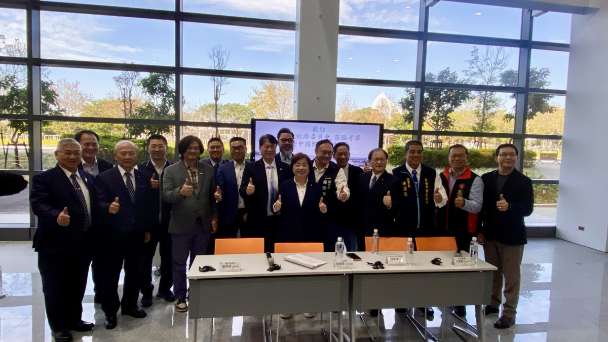 產業界代表提出多項建言，會後並與立委楊瓊瓔合影。