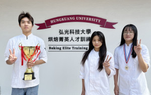弘光科大食科系學生葉丞翔（左起）、吳培愉、吳巧玲分別在常溫蛋糕、鮮奶油蛋糕裝飾、巧克力工藝項目奪得冠軍。